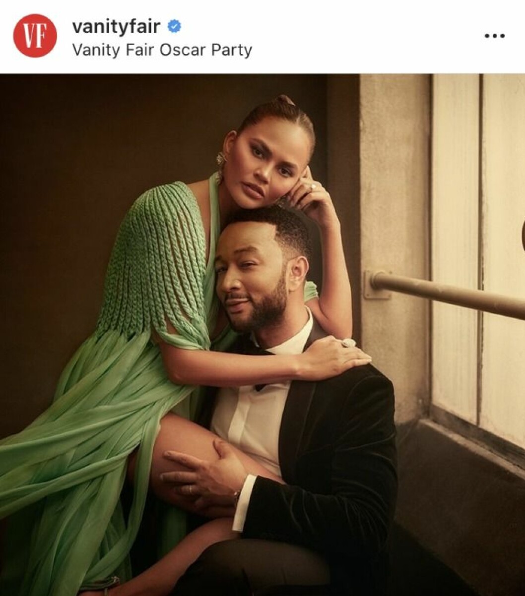 Chrissy Teigen och John Legend fotas för Vanity Fair. Chrissy Teigen lutar sig emot John Legend