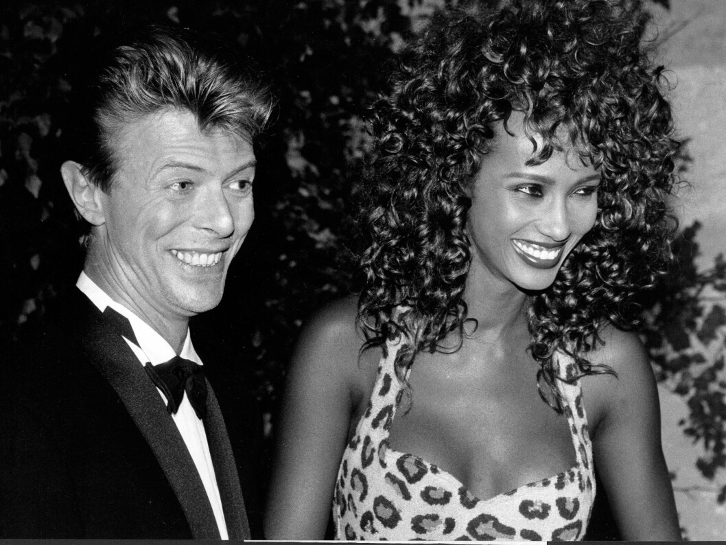 Iman och David Bowie var ett av 90-talets hetaste kändispar. Här är de på tillställning ihop 1991. iman och david bowie i svarvitt