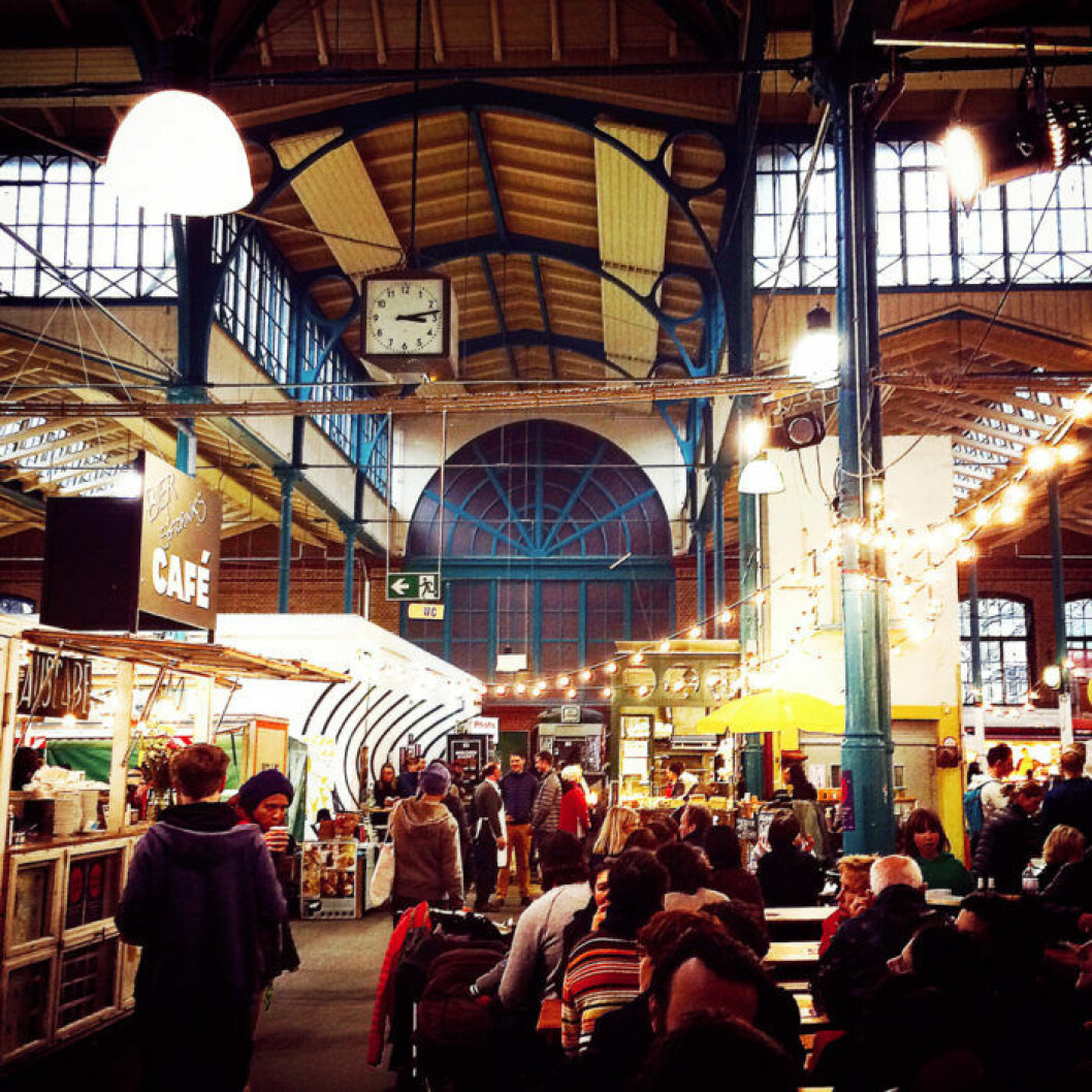 Njut av en lördagslunch och botanisera bland de olika matstånden på Markthalle Neun. Markthalle Neun.
