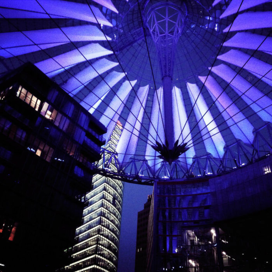 Storstadspuls och shopping vid SonyCenter och Potsdamer Platz. SonyCenter och Potsdamer Platz.