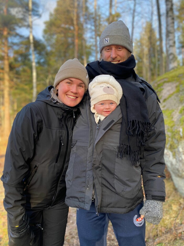 Skogspromenad med familjen, julen 2020. Några dagar senare upptöcks cystan i Matildas äggstock. Matilda Ambré, Oscar Sund och deras son Nikolai på skogspromenad.