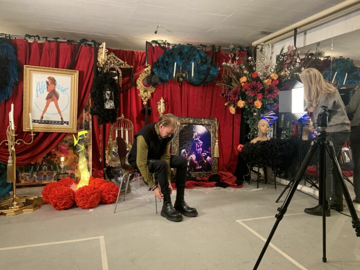 Christer Lindarw gör sig redo för ridå upp igen med Sveriges mest kända dragshow-grupp.
