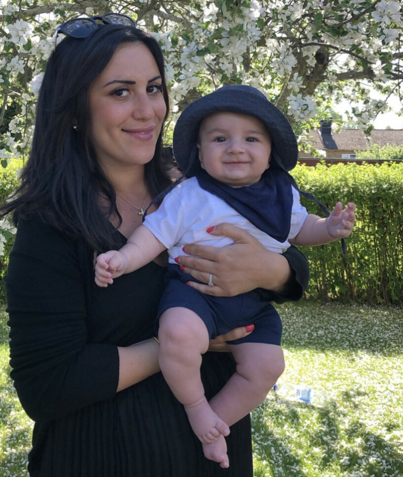 Mamma Sandra och lille Kevin som blev ett halvår under sommaren.