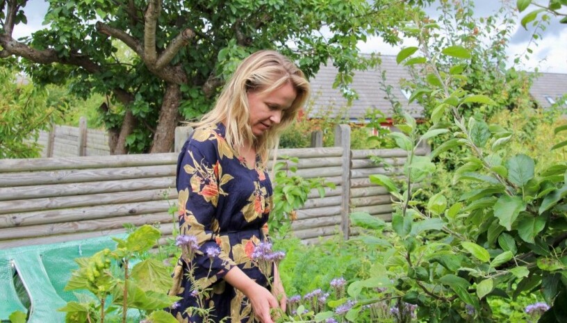 Anna-Maria har ett stort miljöintresse och odlar ett 40-tal olika frukter och grönsaker i sin trädgård.