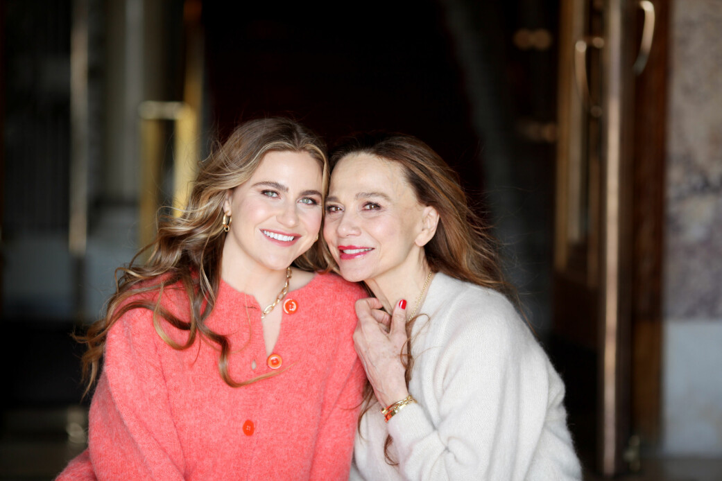 Lena Olin delar på huvudrollen som Hilma af Klint med dottern Tora Hallström. Lena Olin delar på huvudrollen som Hilma af Klint med dottern Tora Hallström