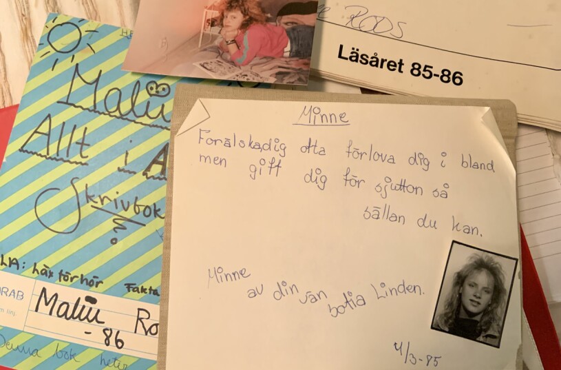 Feminas Malin Roos rotade långt in i förrådet och hittade gamla poesiböcker, skolkataloger och frisyrerna gud glömde.