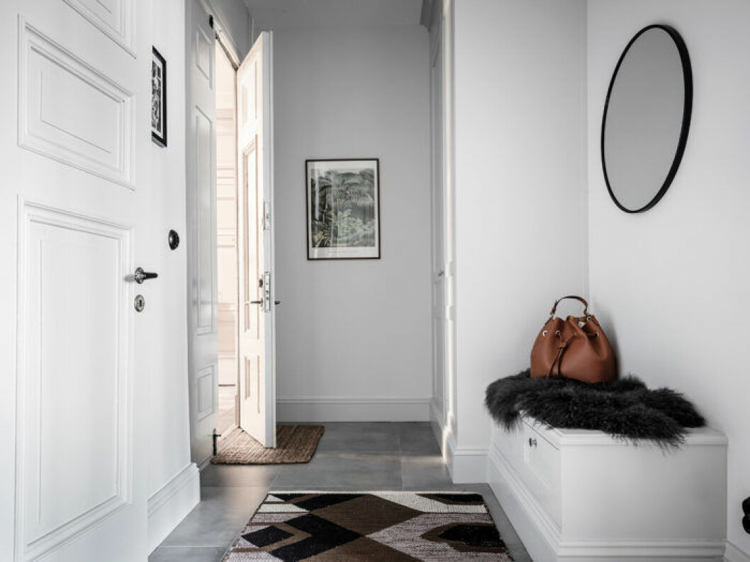 Styling: Elli Roshandel (Nouvel Interior) Foto: Anders Bergstedt för <a href="https://entrancemakleri.se/hem-till-salu/" target="_blank" rel="noopener">Entrance mäkleri/</a>mäklare: Erika Bergholm En bänk med inbyggd förvaring i hallen