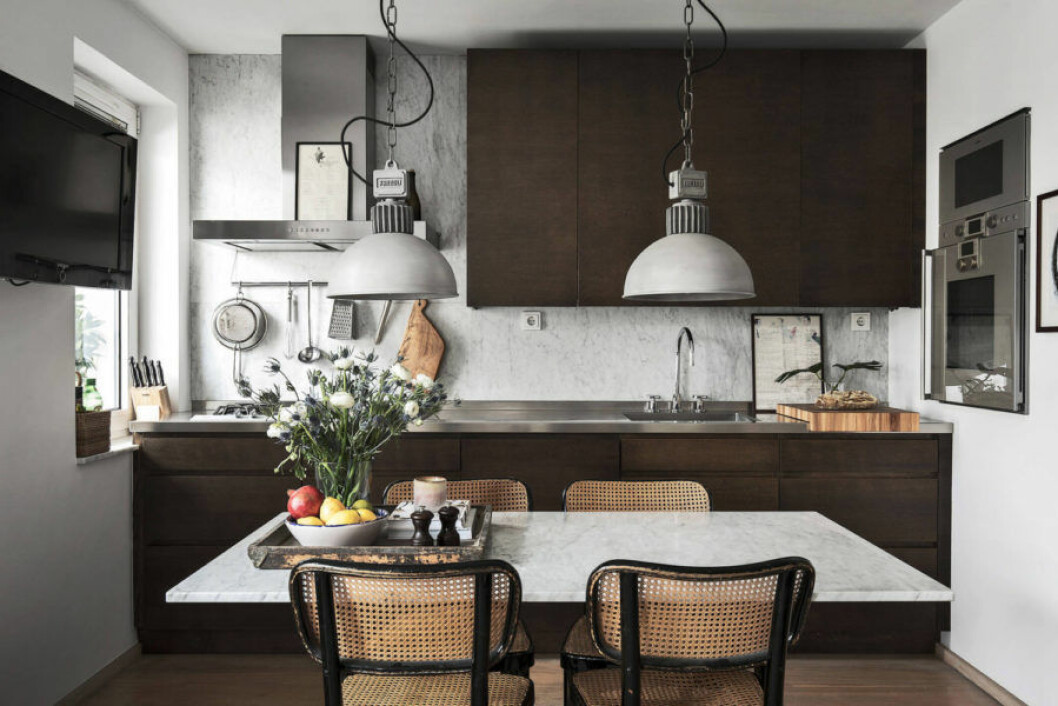 Foto: Adam Helbaoui/<a href="https://www.instagram.com/kronfoto/" target="_blank" rel="noopener">Kronfoto</a> Styling: <a href="https://www.instagram.com/wallesochwalles/" target="_blank" rel="noopener">Walles & Walles</a> för <a href="https://www.instagram.com/alexanderwhitesthlm/" target="_blank" rel="noopener">Alexander White</a>/mäklare: Wilhelmina Bonde Alfvén