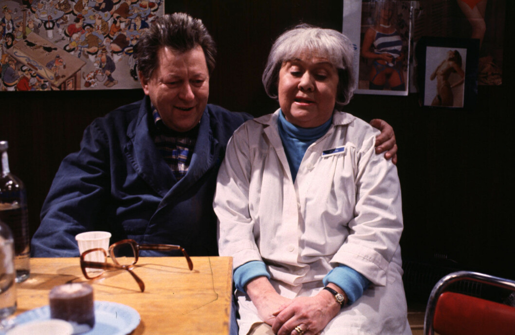 Inga Gill i en av sina mest kända roller: Edith Persson, ostdiskbiträde i serien <span class=" italic" data-lab-italic_desktop="italic">Varuhuset</span>. inga gill varuhuset