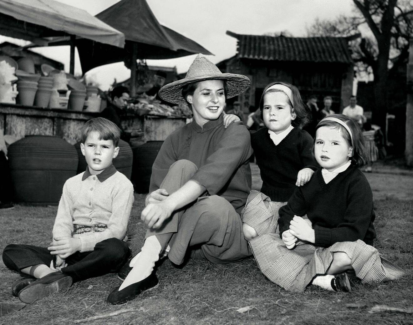 Ingrid Bergman med sonen Roberto och tvillingdöttrarna Isotta och Isabella Rossellini i maj 1958.