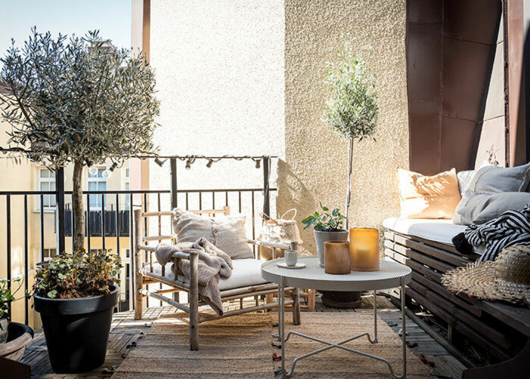 Foto: Alen Cordic Styling: Nouvel Interior för <a href="https://www.instagram.com/bjurfors_goteborg/?hl=sv" target="_blank" rel="noopener">Bjurfors</a>/mäklare: Ida Almgren Lyxskandinavisk balkong med olivträd