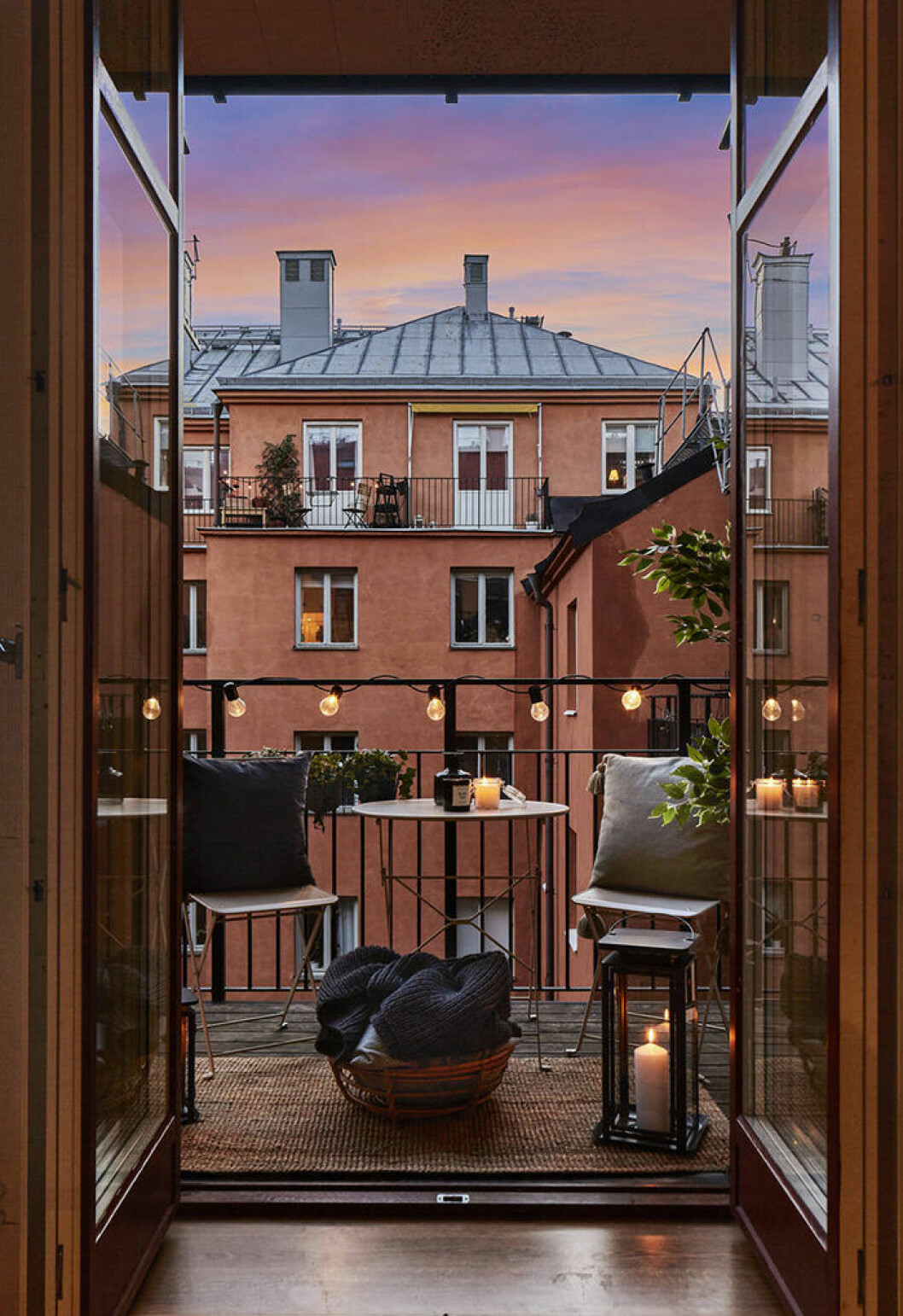 Foto: Calle Ström Styling: Caroline Andersson för <a href="https://www.instagram.com/bosthlm_realestate/?hl=sv" target="_blank" rel="noopener">BoSthlm</a>/mäklare: Vilhelm Åman Mysig skandinavisk balkong med belysning