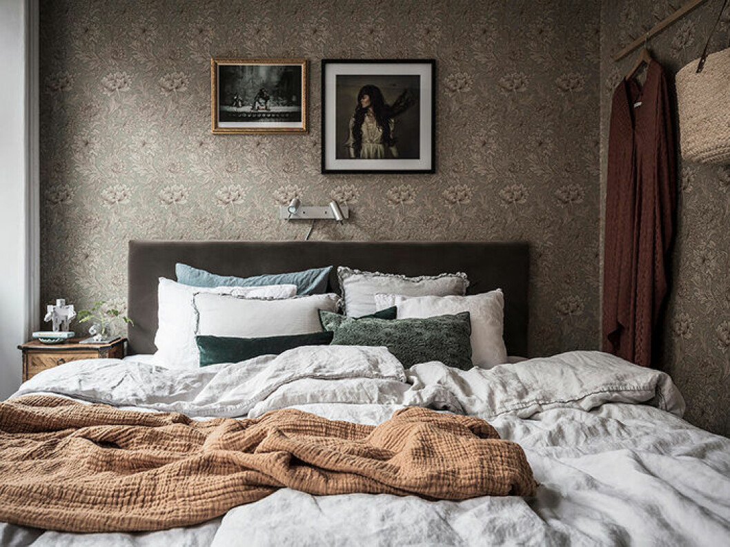 Foto: Anders Bergstedt för <a href="https://www.instagram.com/entrancemakleri/?hl=sv" target="_blank" rel="noopener">Entrance</a>/mäklare: Erika Bergholm Ombonat, mysigt sovrum med mönstrad tapet