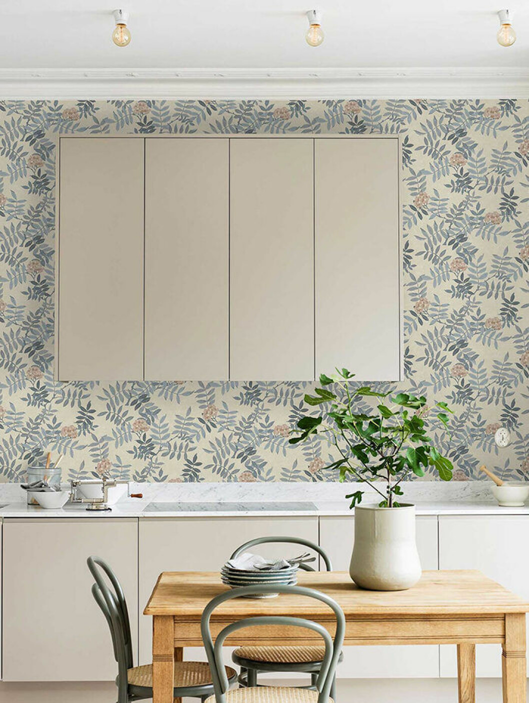 Foto: Scandinavian Wallpaper Mönstrad tapet i köket binder samman intrycket