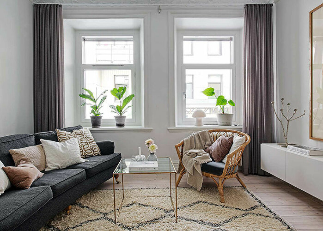 Foto: Fredrik J Karlsson Styling: Hannah Heyman för Alvhem/mäklare: Tony Henschel Statementfåtölj i rotting – snyggt i det skandinaviska vardagsrummet