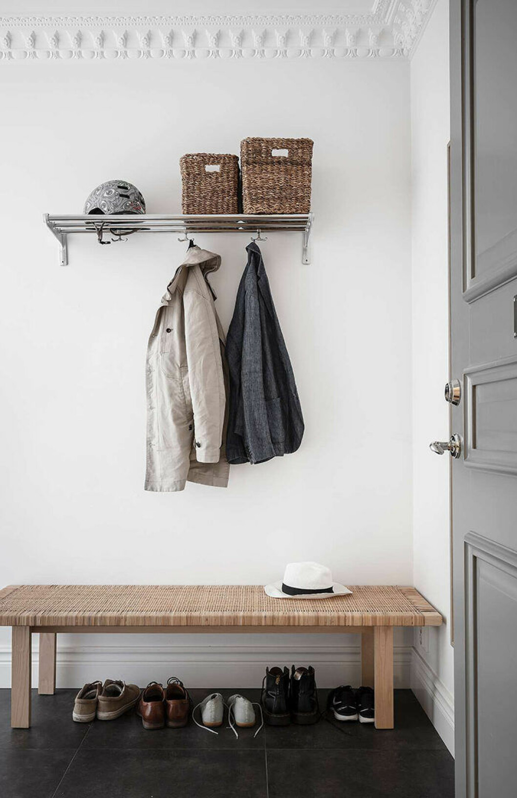 Foto: Anders Bergstedt Styling: Greydeco för <a href="https://www.instagram.com/alvhem/?hl=sv" target="_blank" rel="noopener">Alvhem</a>/mäklare: Andreas Lundberg Trendig rotting i hallen