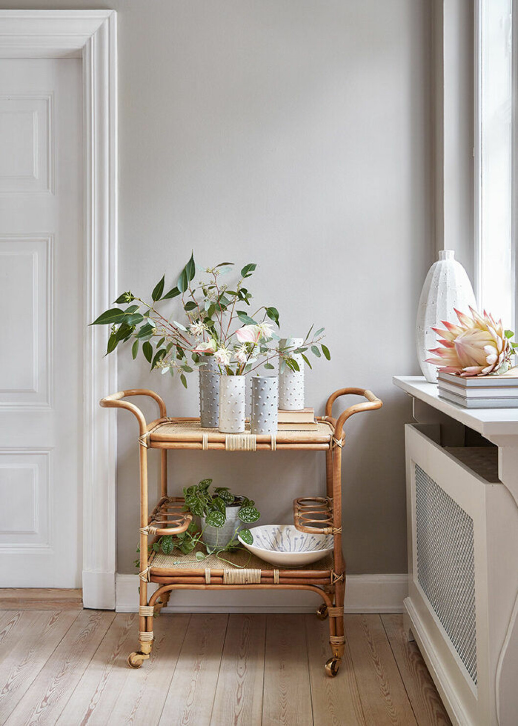 Foto: Sika Design Inred med rotting och en serveringsvagn i rotting