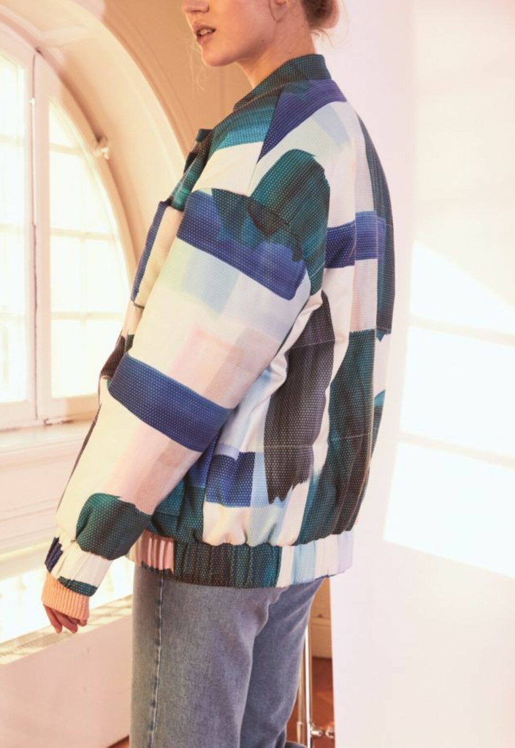 Foto: Alen Cordic Styling: By Bon för <a href="https://www.instagram.com/bjurfors_goteborg/?hl=sv" target="_blank" rel="noopener">Bjurfors</a>/mäklare: Jonas Rutberg Vardagsrum med tavlor hängda i ett hörn