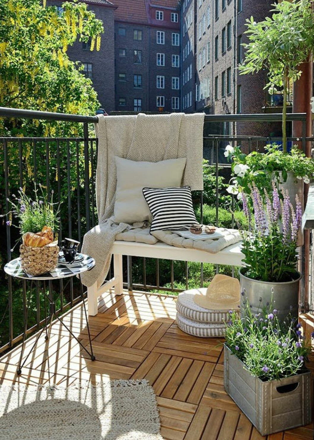Foto via: <a href="https://www.apartmenttherapy.com/temporary-outdoor-accessories-decor-for-renters-220767" target="_blank" rel="noopener">Apartment Therapy</a>
