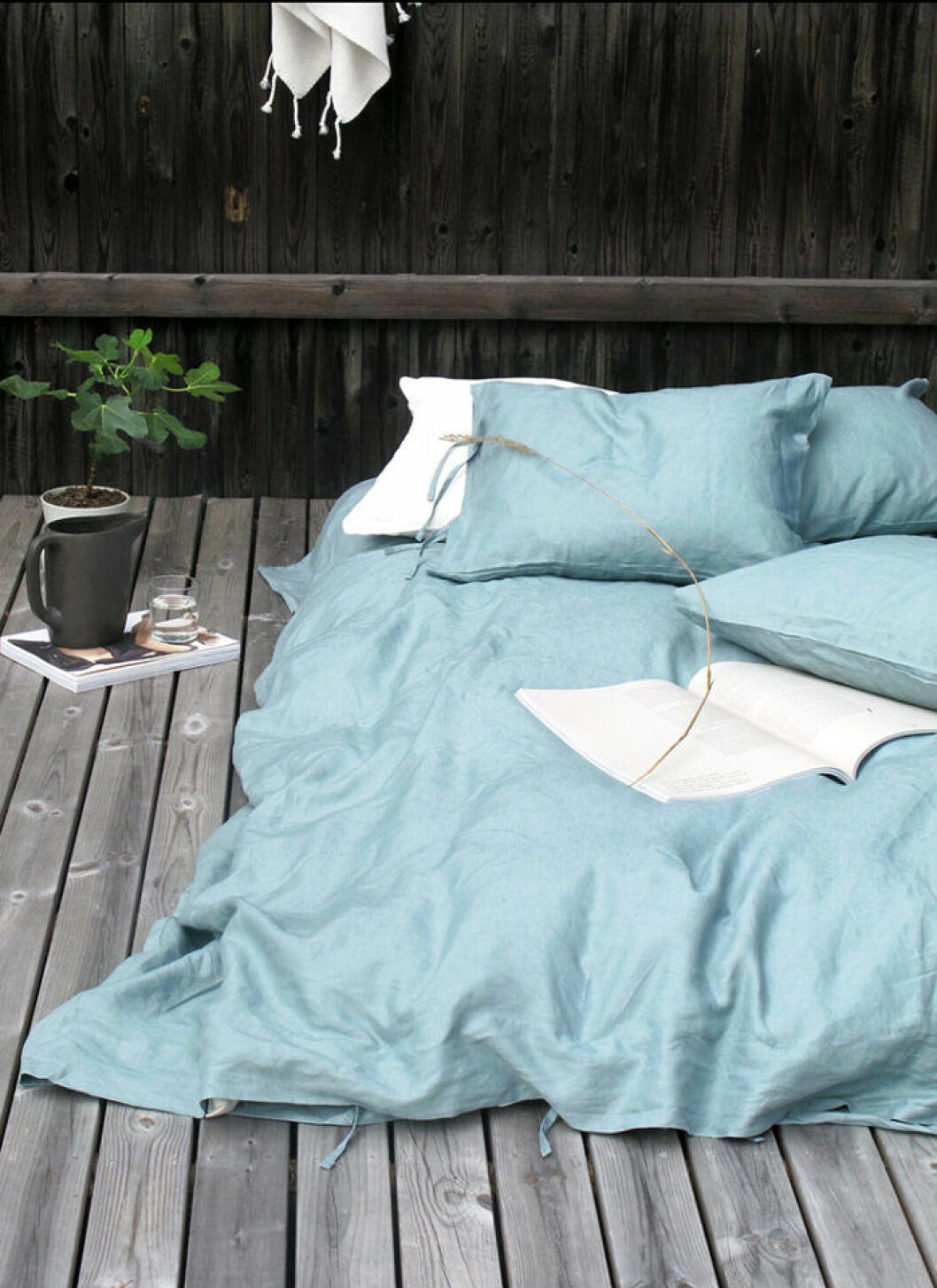 Testa att sova på balkongen om det är för varmt i sovrummet. Stylist och foto: Anna Lenskog Belfrage för Ikea/<a href="https://livethemma.ikea.se/" target="_blank" rel="noopener">Livet hemma</a>. Testa att sova på balkongen om det är för varmt i sovrummet.