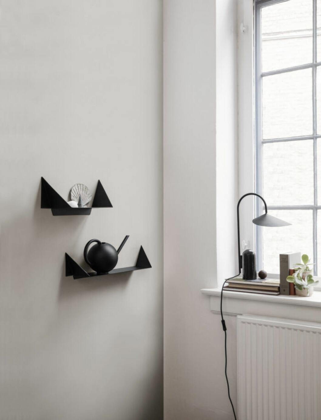 Foto: Ferm living En trendig vägghylla med skulptutal form