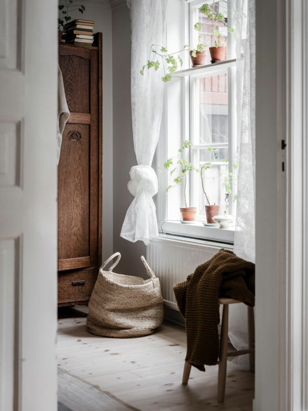 Styling: Nouvel interiör Foto: Anders Bergstedt för Entrance mäkleri/mäklare: Jessica Fridstedt Växthylla i fönstret