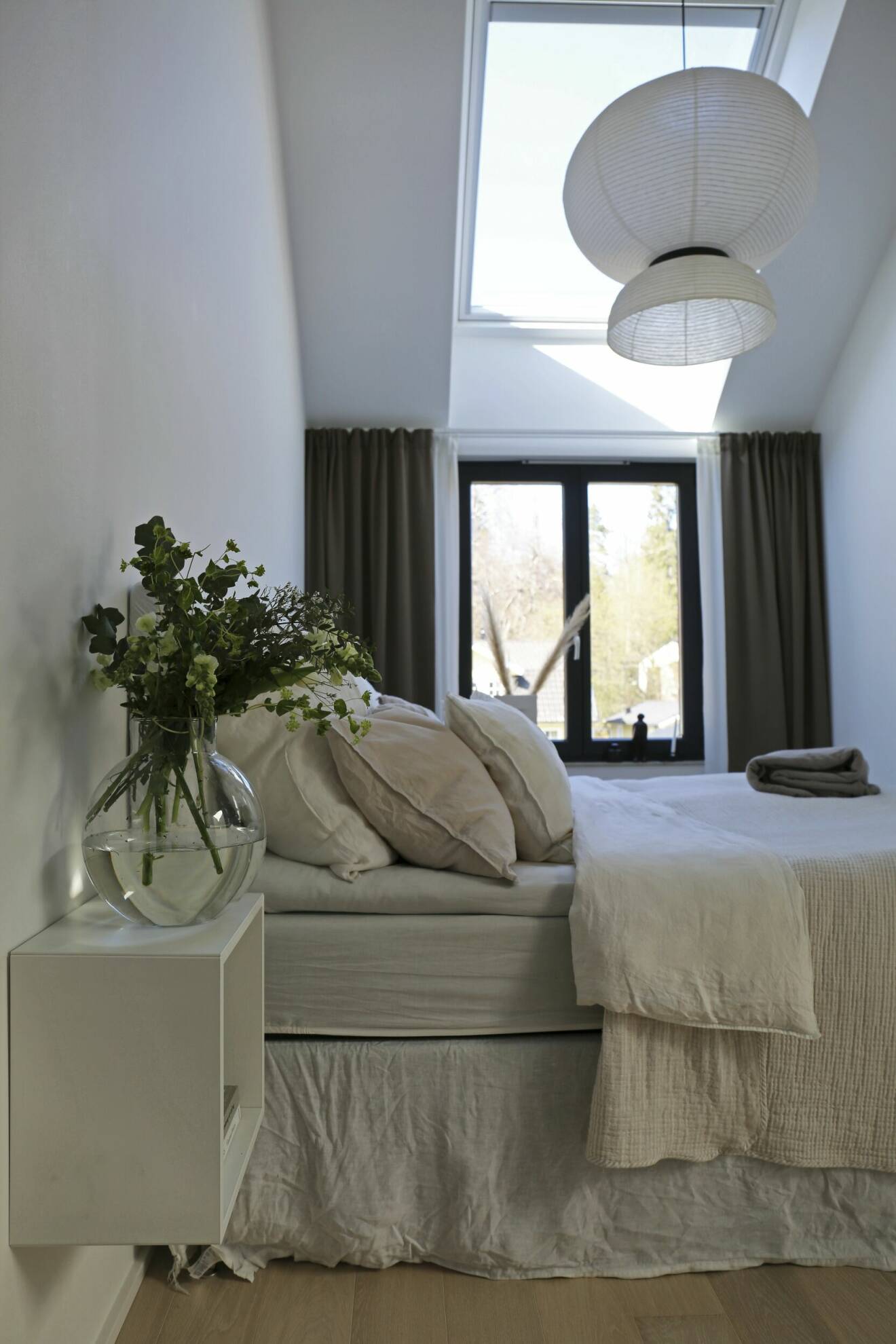 Hemma hos reportage, inredning inspiration sovrum, minimalistisk stil, minimalistiskt sovrum.