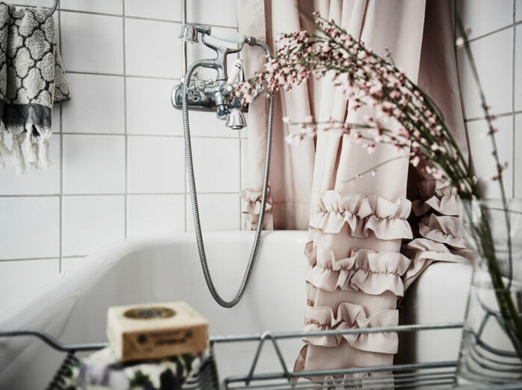Styling: <a href="https://www.instagram.com/annacate/" target="_blank" rel="noopener">@annacate </a>Foto: Anders Bergstedt för <a href="https://entrancemakleri.se/hem-till-salu/" target="_blank" rel="noopener">Entrance Mäkleri</a>/Mäklare: Erika Bergholm Inred badrummet för mindre skämrtid