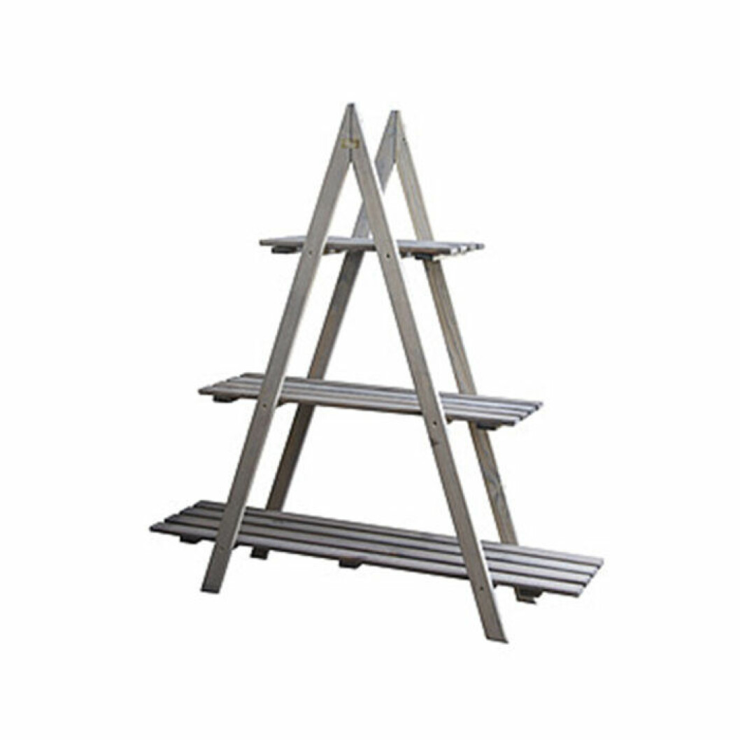 Blomhylla i trappmodell, 299 kr. <a href="https://track.adtraction.com/t/t?a=1199854180&as=1218462148&t=2&tk=1&epi=billiga-balkongmobler-hylla&url=https://www.clasohlson.com/se/Blomhylla/31-9641" target="_blank" rel="noopener">Här kan du köpa den</a>. budgetmöbler till balkongen hylla i form av trappstege