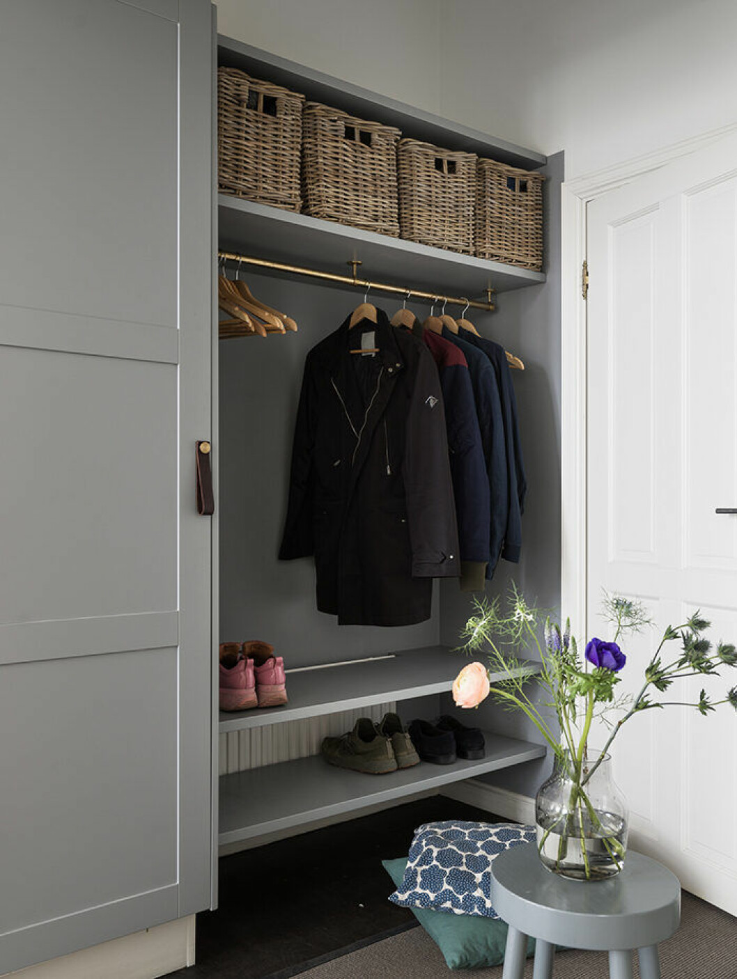 Anpassa hallinredningen efter dina behov och den yta du har. Foto: Johan Spinnell Styling: Hanna Rydman för <a href="https://www.instagram.com/historiskahem/?hl=sv" target="_blank" rel="noopener">Historiska Hem</a>/mäklare: Katarina Ljung Anpassa hallens inredning efter dina behov