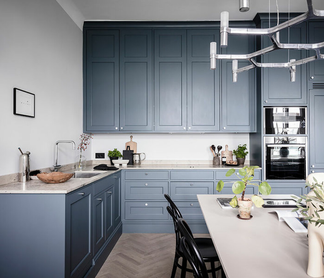 Högblanka, rostfria detaljer i köket ger en elegant känsla. | Foto: Anders Bergstedt Styling: Elli Roshandel/Nouvel Interior för <a href="https://www.instagram.com/entrancemakleri/" target="_blank" rel="noopener">Entrance</a>/mäklare: Erika Bergholm Högblanka, rostfria detaljer i köket är trendigt 2019