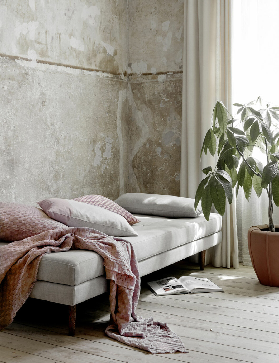 Vackra, dämpade toner av rosa kompletterar den beige baspaletten. Foto: Broste Copenhagen Beige och dämpade rosa toner i vår 2020