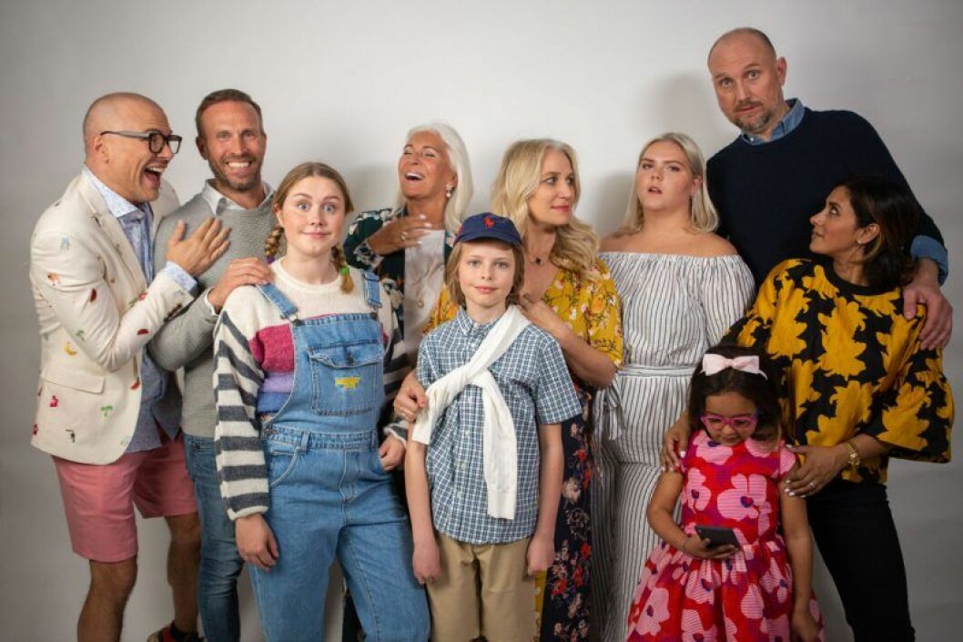 Med på tåget har Anitha fått kända namn som Johanna Nordström, Jacob Öqvist, Fritte Fritzson, Ann Söderlund, Andreas Lundstedt, Tea Stjärne och Grete Qviberg. <em>Foto: Pressbild</em> Anitha Clemence och skådespelarna som är med i Insta Sitcom