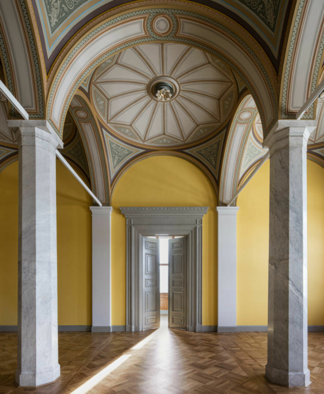 Takrosetterna har tagits fram igen på Nationalmuseum, foto av Bruno Ehrs. Takrosetter på Nationalmuseum, foto av Bruno Ehrs.