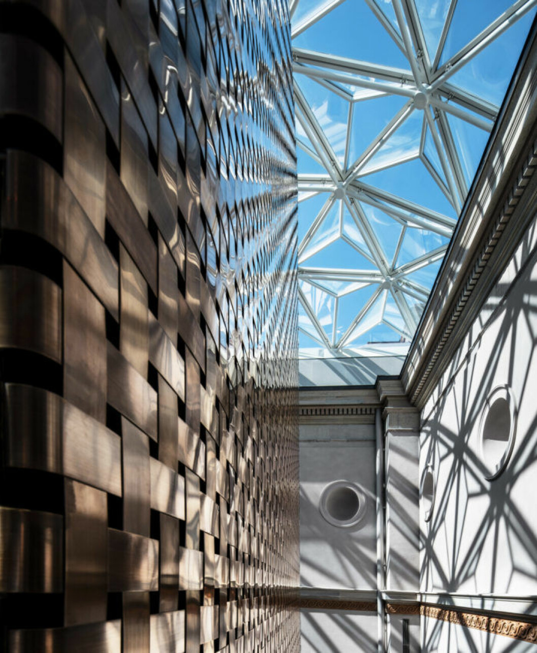 Bild inifrån ljusgården med det nya arkitektritade hisstornet. Foto: Bruno Ehrs. Bild inifrån ljusgården med det nya arkitektritade hisstornet. Foto: Bruno Ehrs.