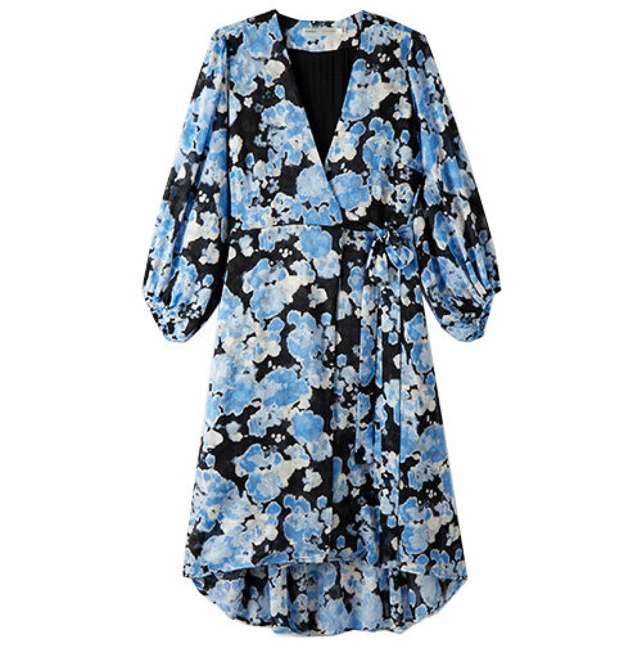 Blommig omlottklänning i blått och svart från Inwear