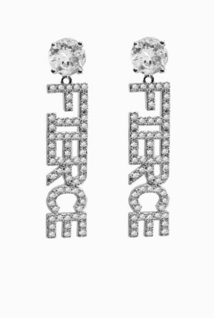 Örhängen, 599 kr, Ioaku. Hängande örhängen som bildar ordet "Fierce" i strass. Örhängen från Ioaku.