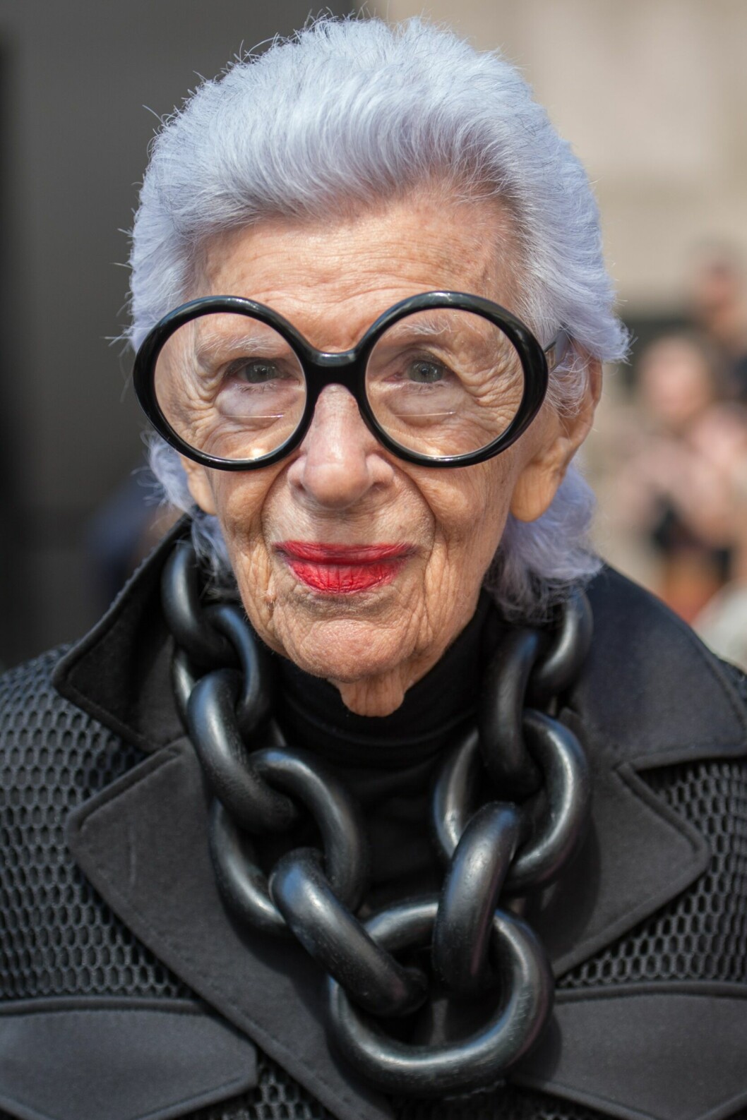 De stora runda glasögonen har blivit Iris Apfel signum. Hon har berättat hur hon, i många år, samlade på vintagebågar som hon köpte på loppmarknader. Detta var långt innan hon själv behövde glasögon. När det väl blev så att hon gjorde det tog hon ett beslut: jus större desto bättre. ”Om jag behöver glasögon kan jag lika gärna ha på mig GLASÖGON”, har hon sagt. iris apfel