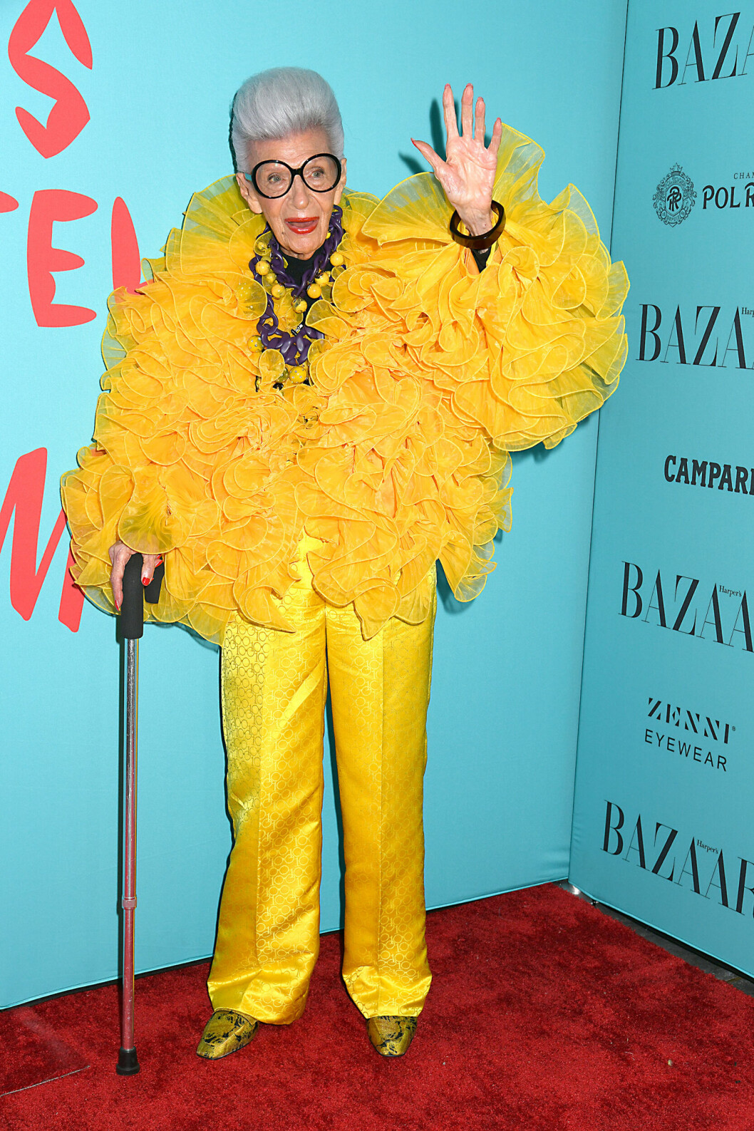 Hösten 2021: Iris Apfel fyller 100 år och firar storslaget med kändisar som Katie Holmes, Tommy Hilfiger och Barbie Ferreira. På sig har hon sin egen kollektion, Iris Apfel x H&M, ett samarbete med den svenska klädkedjan som lanserades i butik våren 2022.