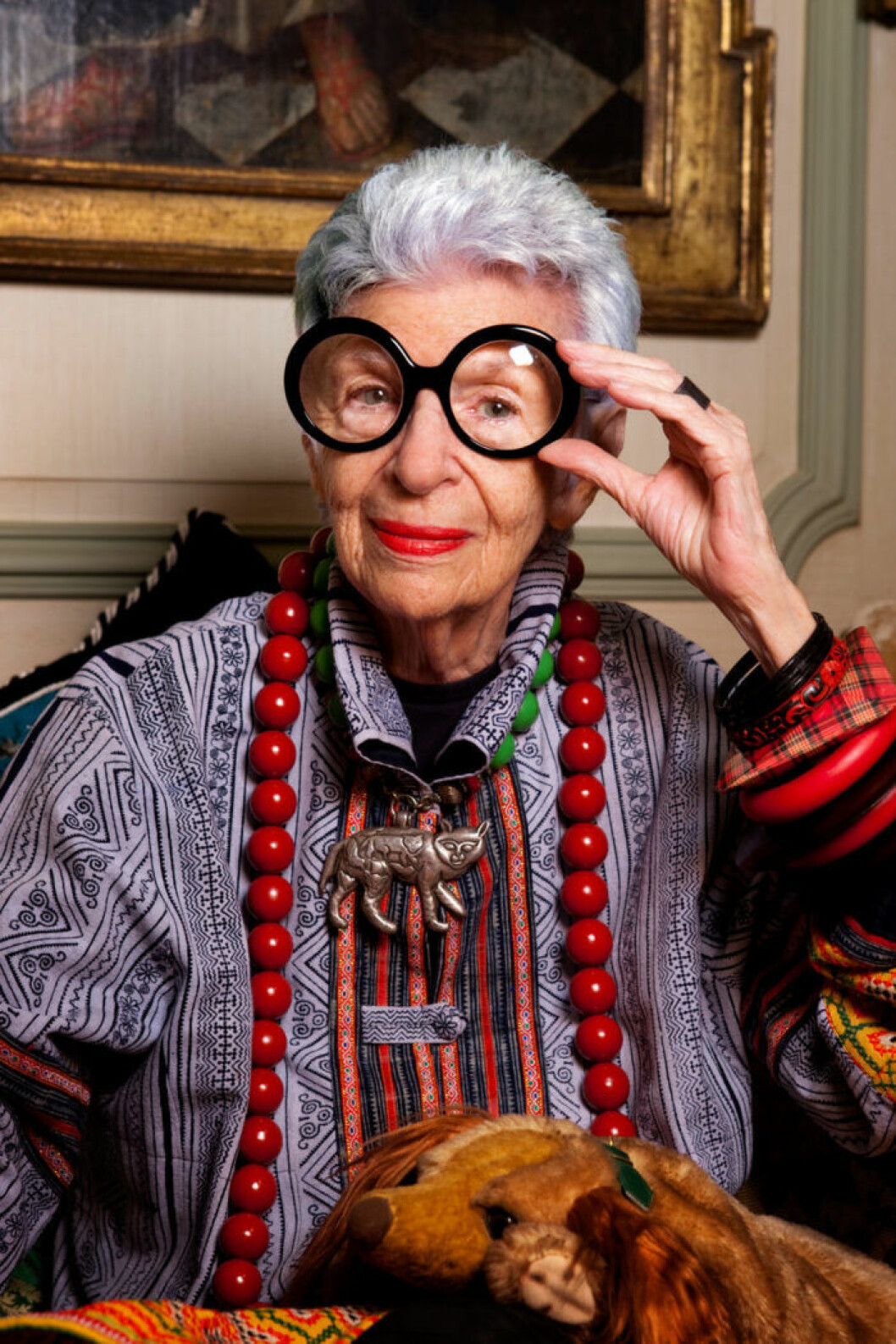 Iris Apfel, modeikonen med de gigantiska uggleglasögonen, blev en folkets stilförebild under 1950-talet. Iris Apfel