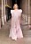 Modell med ljusrosa långklänning med puffärmar med draperade detaljer. Skir klänning i maxilängd. Look från Isabel Marant ss21.