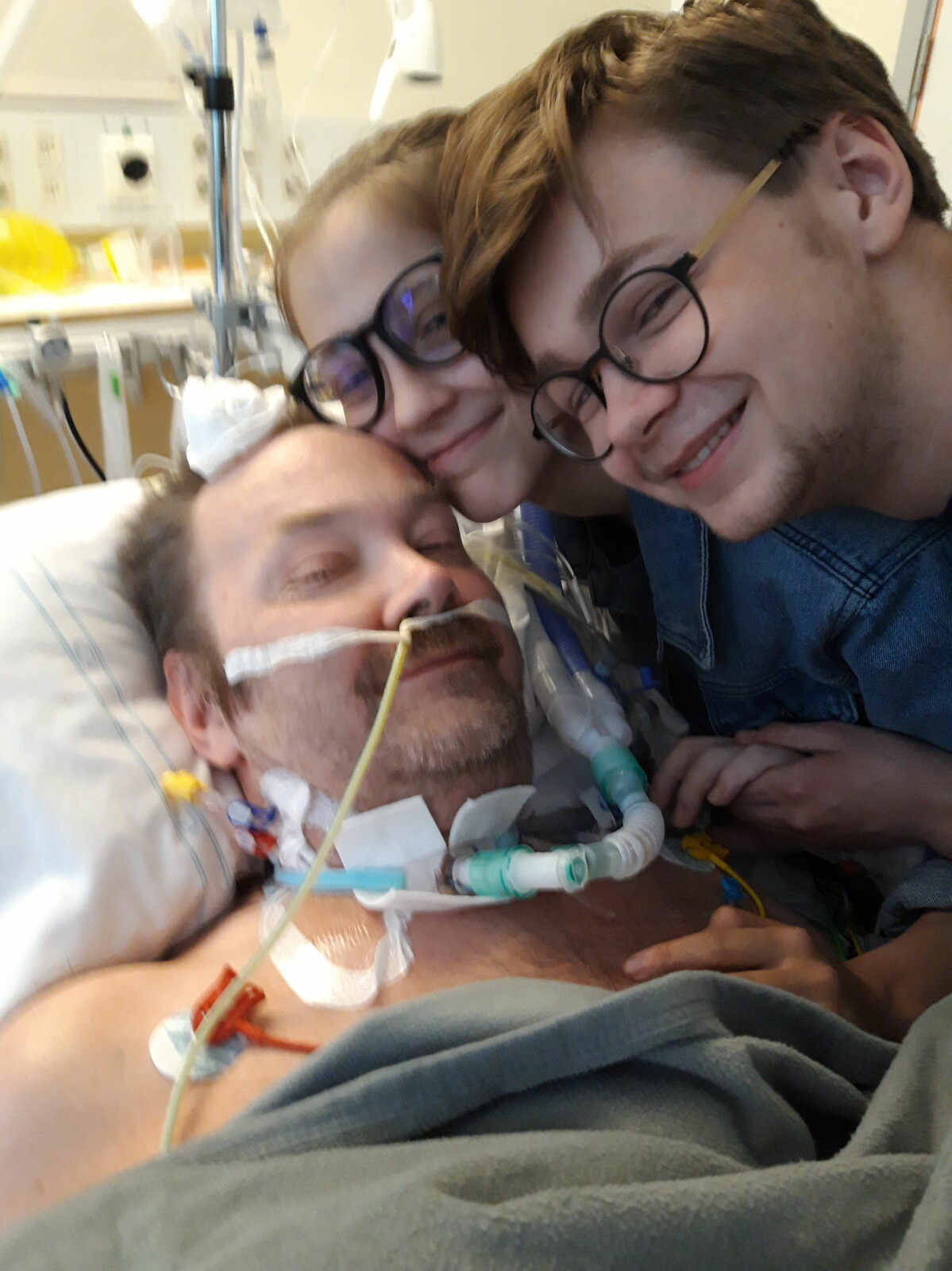 Efter nästan tre månaders dödskamp fick Karin och Harald Bloom krama sin pappa. Jörgen Bloom överlevde Covid-19. Här kramar han sina barn Karin och Harald.
