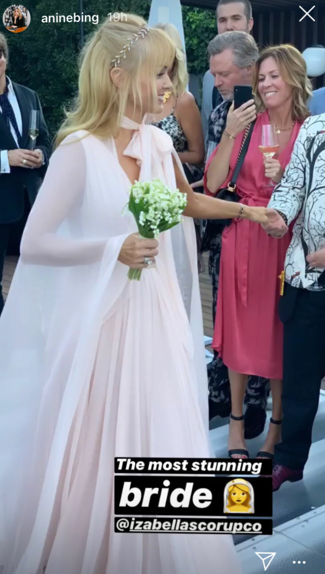 Brudbuketten bestod av liljekonvaljer. izabella scorupco
