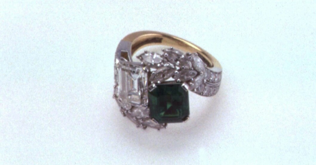 Jackis Onassis förlovningsring ring från Harry Winston. Foto: TT Jackie Onassis förlovningsring med smaragd och diamanter.