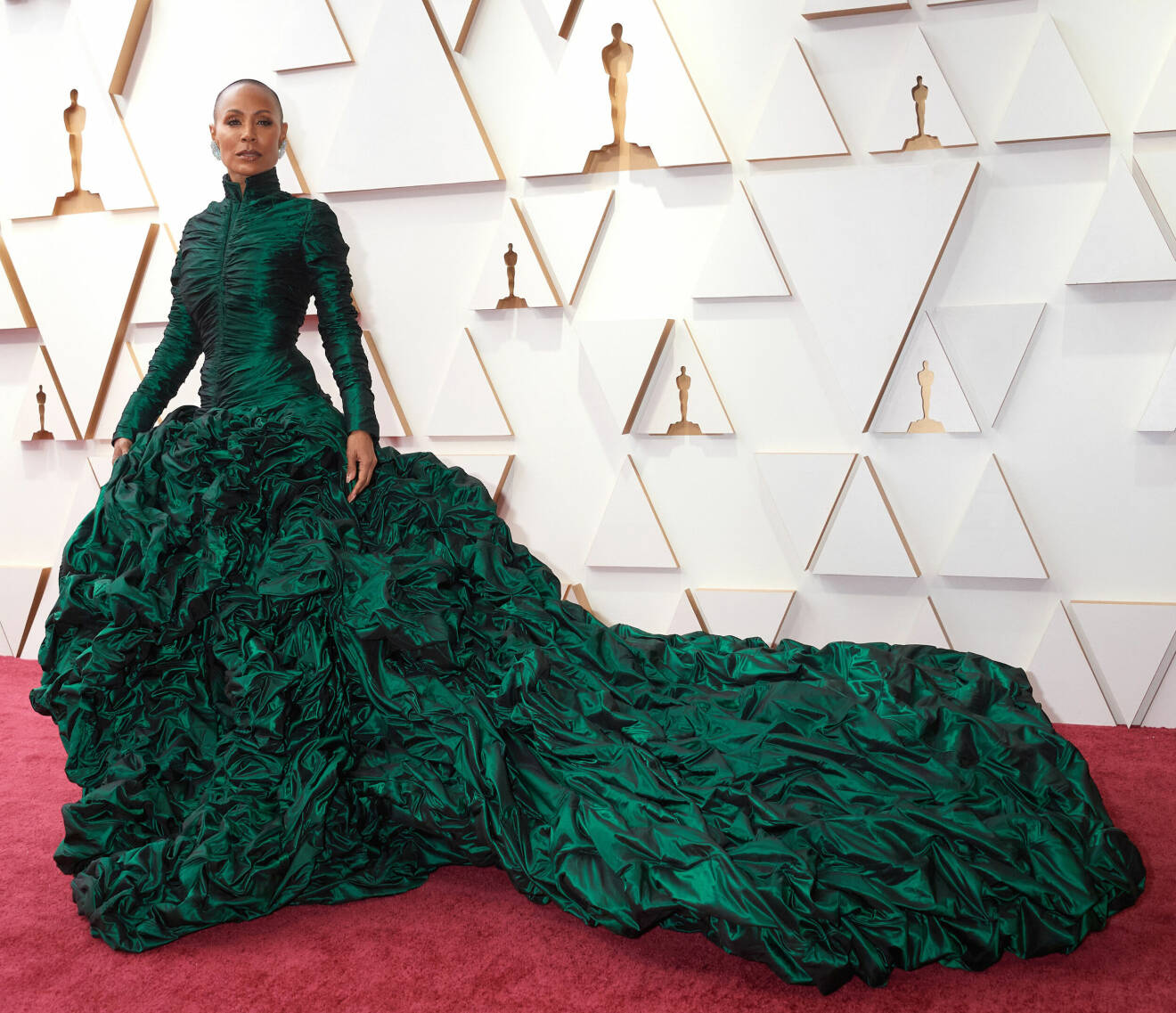 Jada Pinkett Smith anlände till Oscarsgalan i en uppmärksammad grön klänning.