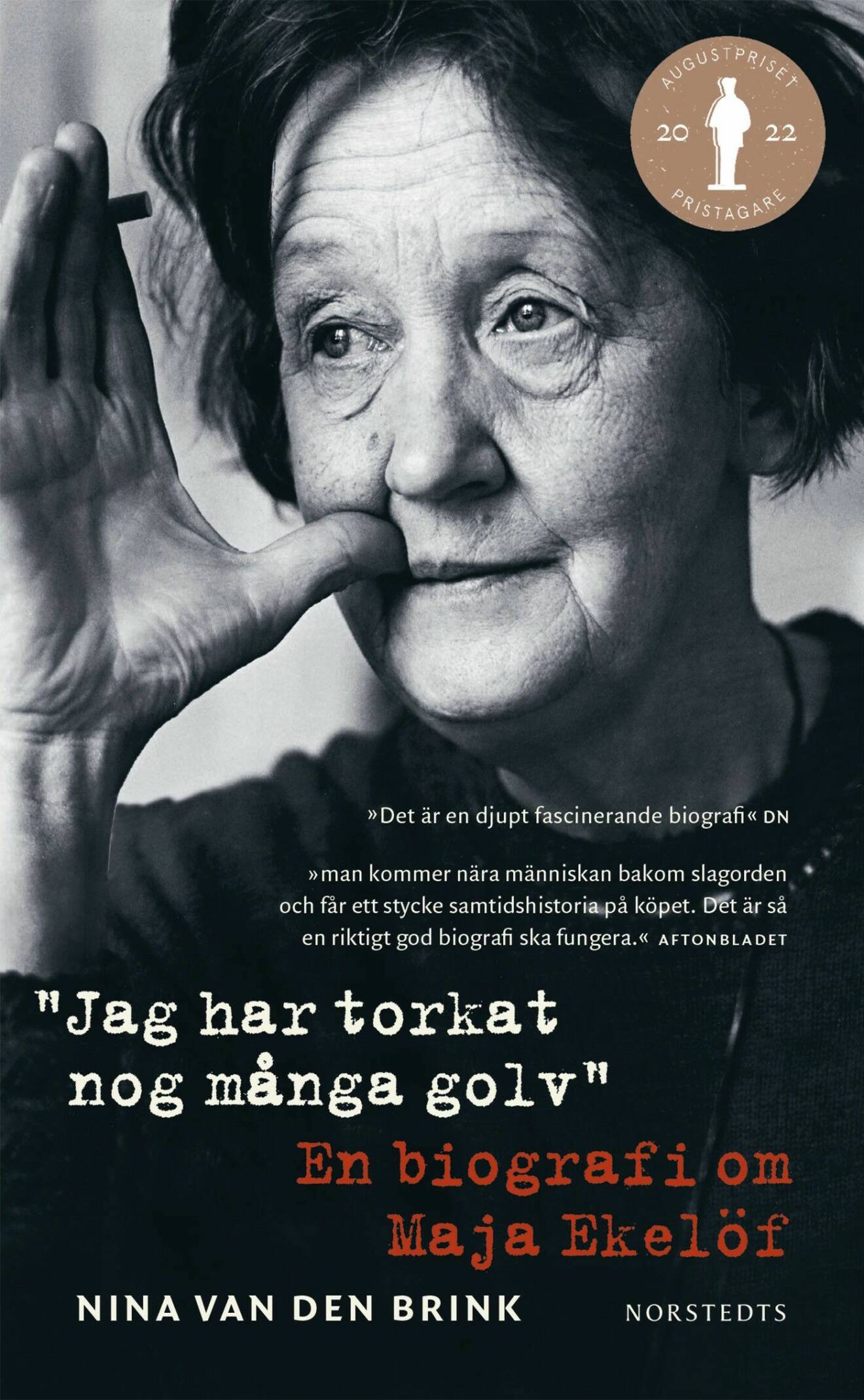 Jag har torkat nog många golv: en ­biografi om Maja Ekelöf av Nina van den Brink.