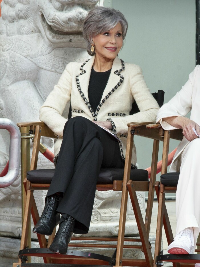 Jane Fonda ger en lektion i mjuk powerdressing där skräddade uddaplagg spelar huvudrollen och klassiska basplagg stöttar upp stjärnan i looken. Investera i spjutspetsplagg, accessoarer och smycken med det lilla extra. Matcha med enkla basplagg. Jane Fonda.