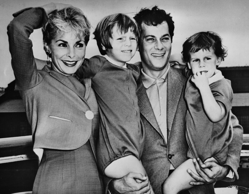 Janet Leigh och Tony Curtis med döttrarna Kelly och Jamie Lee.