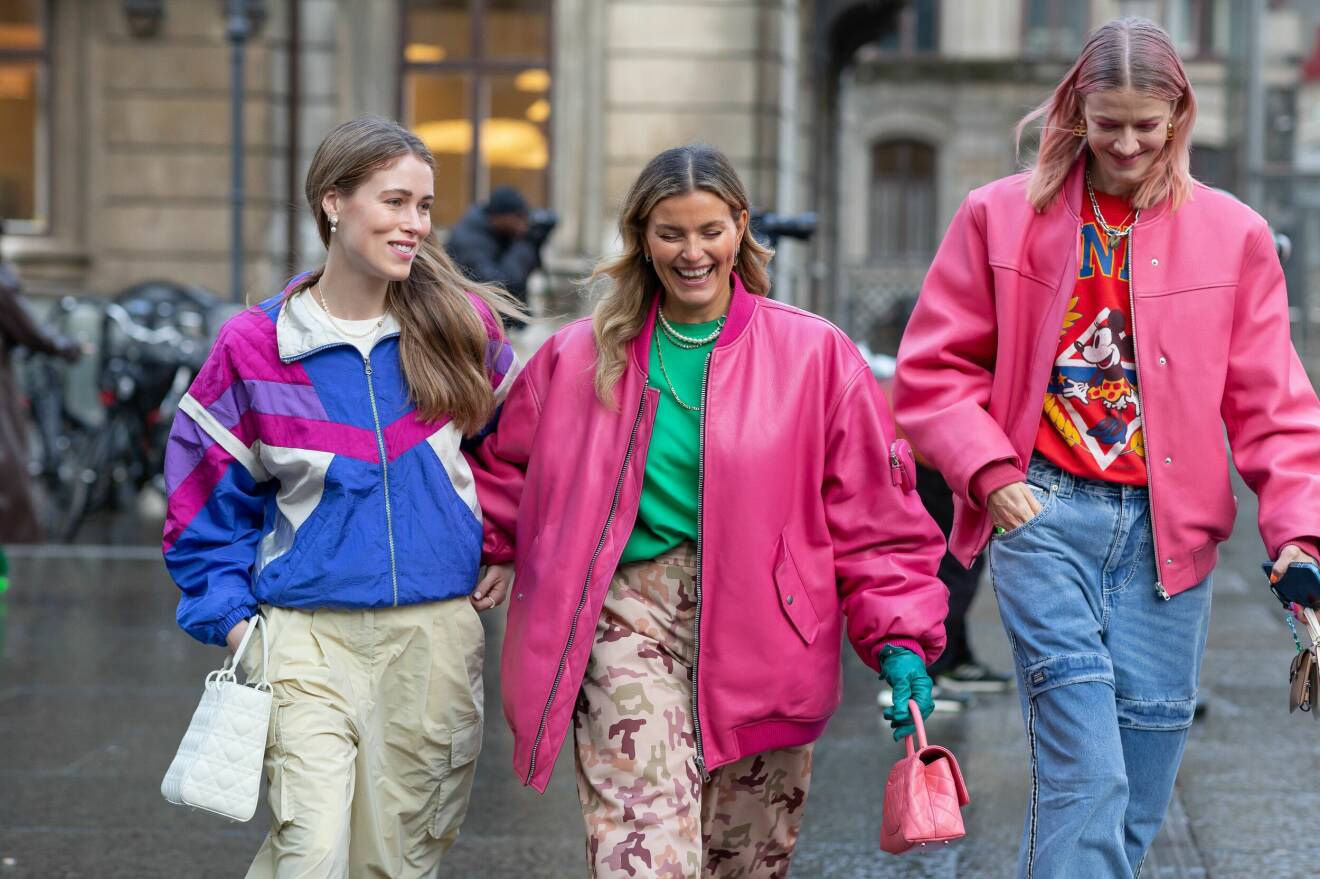Janka Polliani – streetstyle med cargobyxor, rosa bomberjacka och grön t-shirt