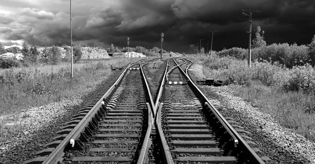 svart och vit bild på järnväg